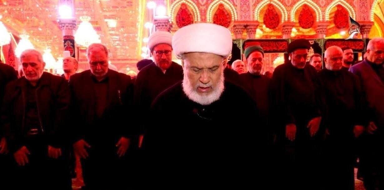 سردار قاآنی در صف نخست نماز حرم امام حسین(ع) + عکس