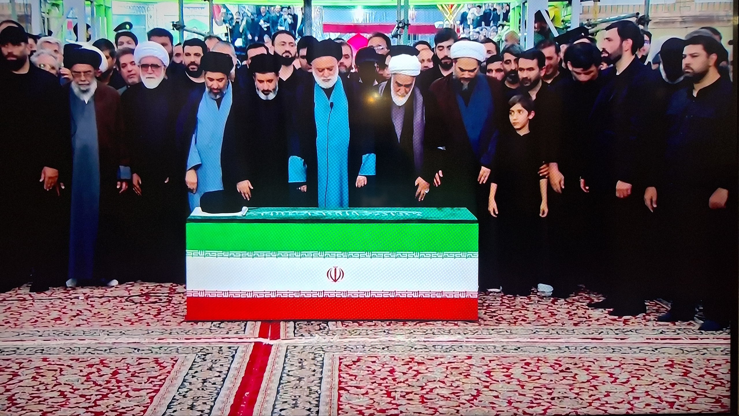 آغاز نماز بر پیکر رهبر انقلاب توسط آیتالله سیدمصطفی خامنهای +عکس