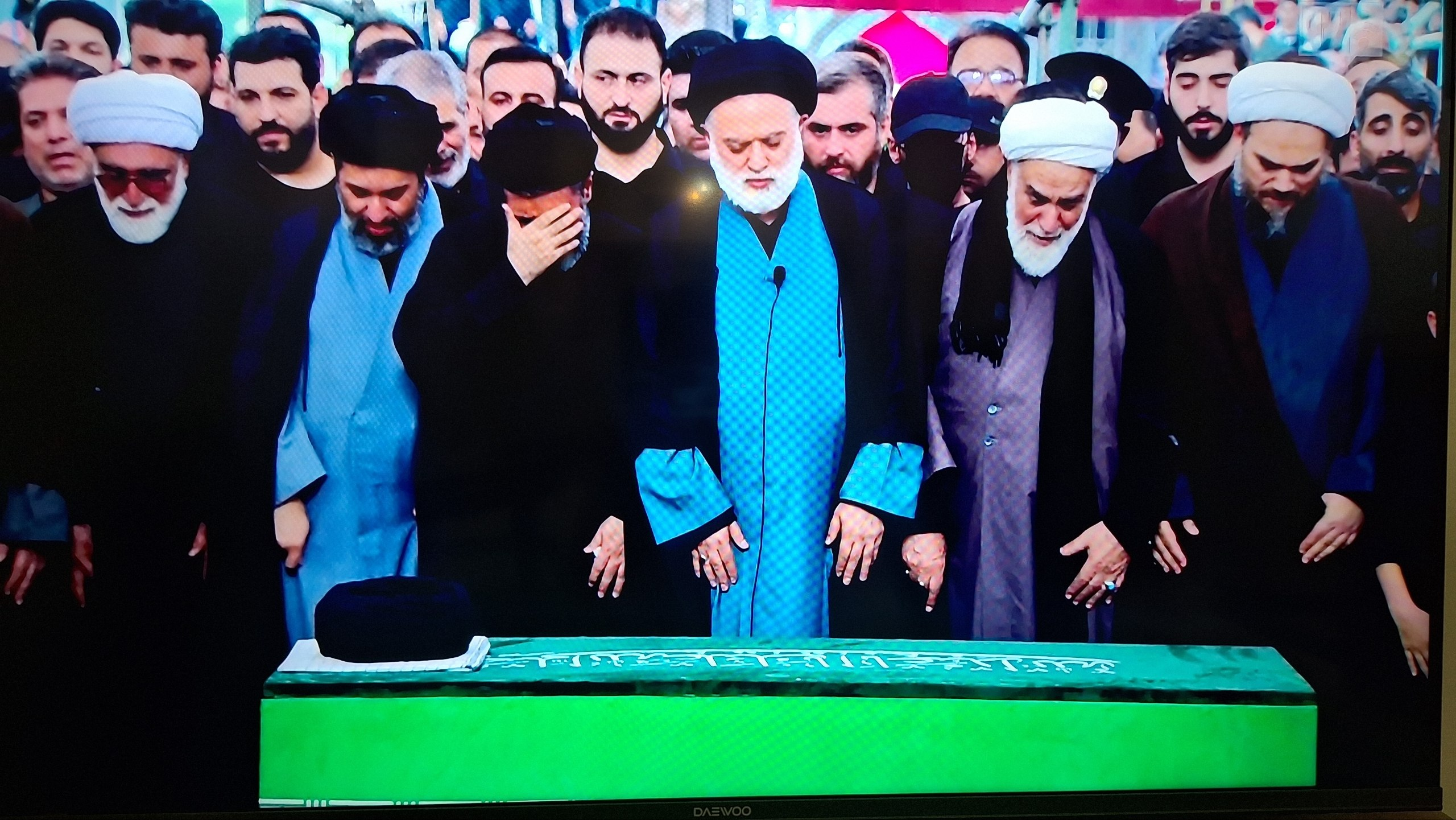 اشک های فرزند رهبری هنگام اقامه نماز بر پیکر پدر شهیدش +عکس