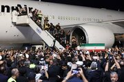 ببینید | اشک و آه؛ حس و حال حاضران در فرودگاه مشهد برای استقبال از پیکر رهبر شهید انقلاب