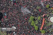 کاروان حامل پیکر رهبر شهید و خانواده ایشان در خیابان‌های مشهد + تصویر