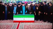آغاز نماز بر پیکر رهبر انقلاب توسط آیت‌الله سیدمصطفی خامنه‌ای +عکس