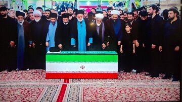 آغاز نماز بر پیکر رهبر انقلاب توسط آیت‌الله سیدمصطفی خامنه‌ای +عکس