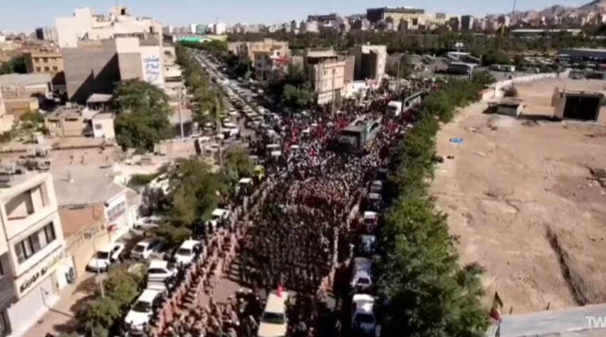 کاروان حامل پیکر رهبر شهید و خانواده ایشان در خیابانهای مشهد + تصویر