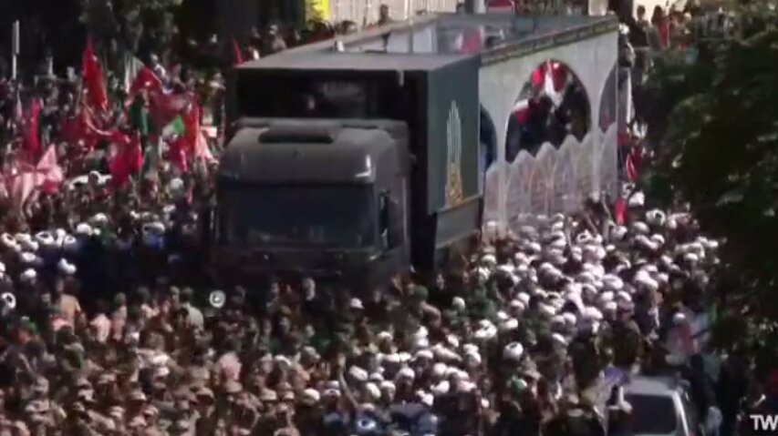 کاروان حامل پیکر رهبر شهید و خانواده ایشان در خیابانهای مشهد + تصویر