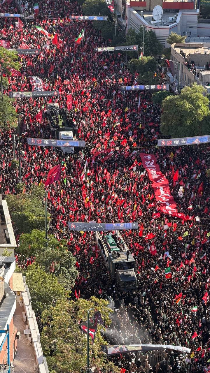 عکس | خودروهای حامل پیکر شهدا در میان جمعیت حاضر در تشییع رهبر شهید انقلاب در مشهد