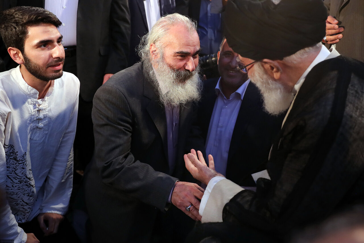 یوسفعلی میرشکاک: آقا ترجیح میداد به جای نشستن با اهل غوغا و سیاست، با ما شاعران معاشرت کند/ این تعبیر خود آقا در مورد بنده بود که «فلانی رفیق ماست»