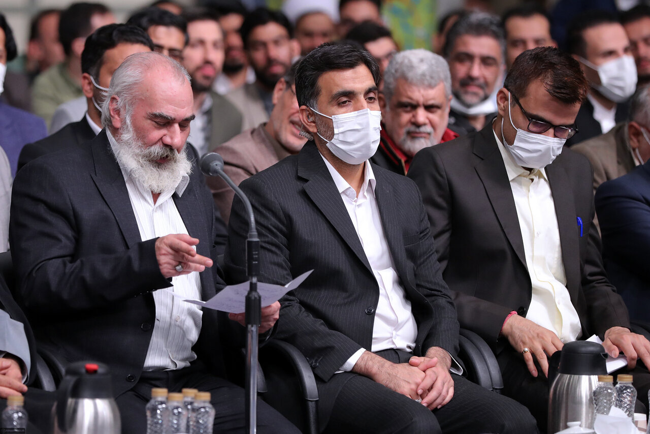 یوسفعلی میرشکاک: آقا ترجیح میداد به جای نشستن با اهل غوغا و سیاست، با ما شاعران معاشرت کند/ این تعبیر خود آقا در مورد بنده بود که «فلانی رفیق ماست»