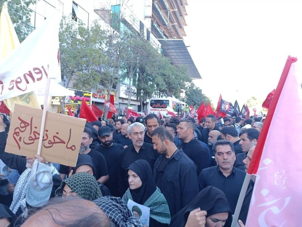 وزیر اقتصاد در میان جمعیت عزاداران مشهد + عکس