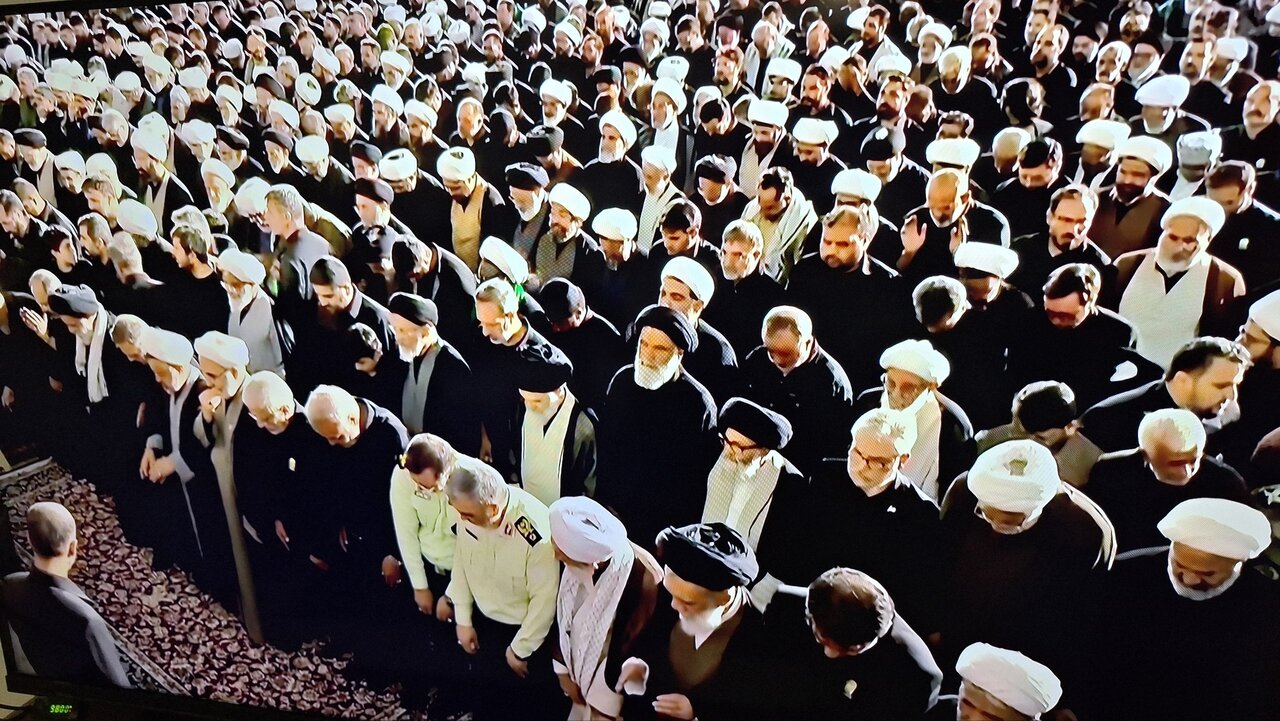اقامه نماز جماعت مغرب به امامت علم الهدی/ وزیر پزشکیان هم بود