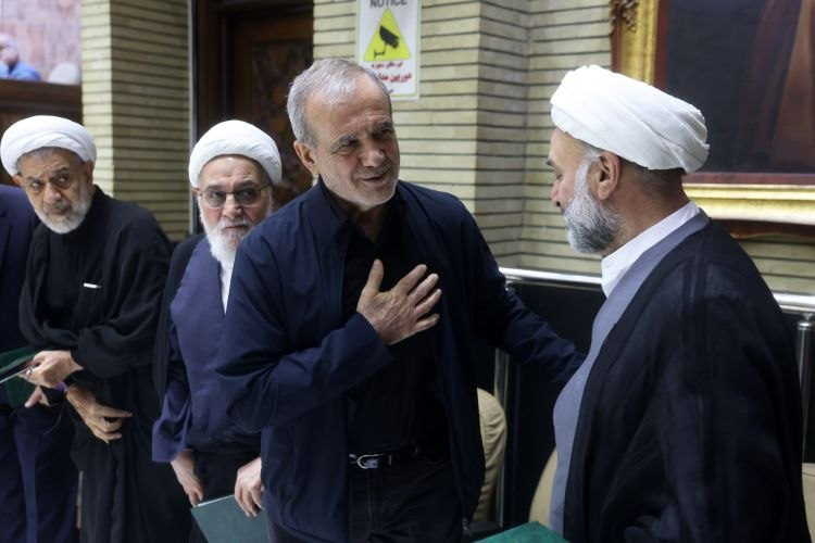 عکس هایی از پزشکیان در یک مراسم ختم