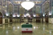 ببینید |  مزار مطهر رهبر شهید انقلاب اسلامی و شهدای خانواده ایشان در رواق دارالذکر حرم امام رضا علیه‌السلام