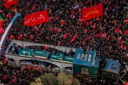 تصاویر دیده نشده از تشییع پیکر رهبر شهید در مشهد؛ از عمامه سیاه آیت الله خامنه‌ای بر تابوت تا خیل عظیم جمعیت + تصویر حزن انگیز از تابوت شهید 14 ماهه