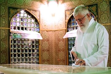پایان بدرقه تاریخی / پیکر رهبر شهید انقلاب به امام رضا (ع) سپرده شد