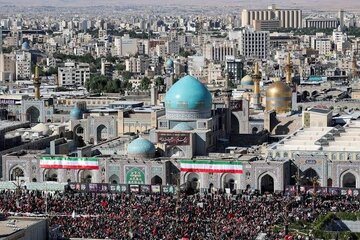 عکس |   نمایی ویژه از طواف پیکر رهبر شهید بر گرد ضریح مطهر امام رضا (ع)