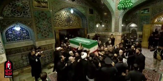 آخرین زیارت/ پیکر رهبر شهید دور ضریح امام هشتم (ع) طواف داده شد + تصویر