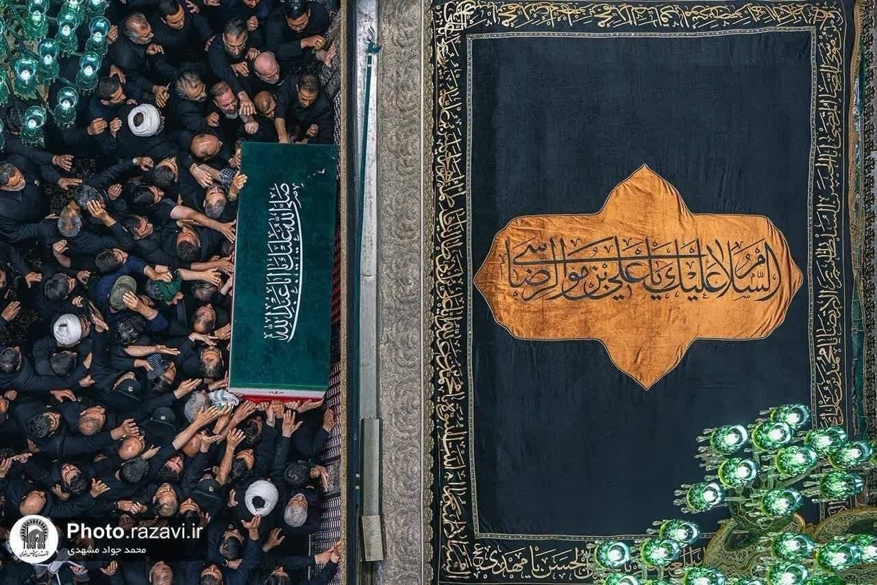 عکس |   نمایی ویژه از طواف پیکر رهبر شهید بر گرد ضریح مطهر امام رضا (ع)