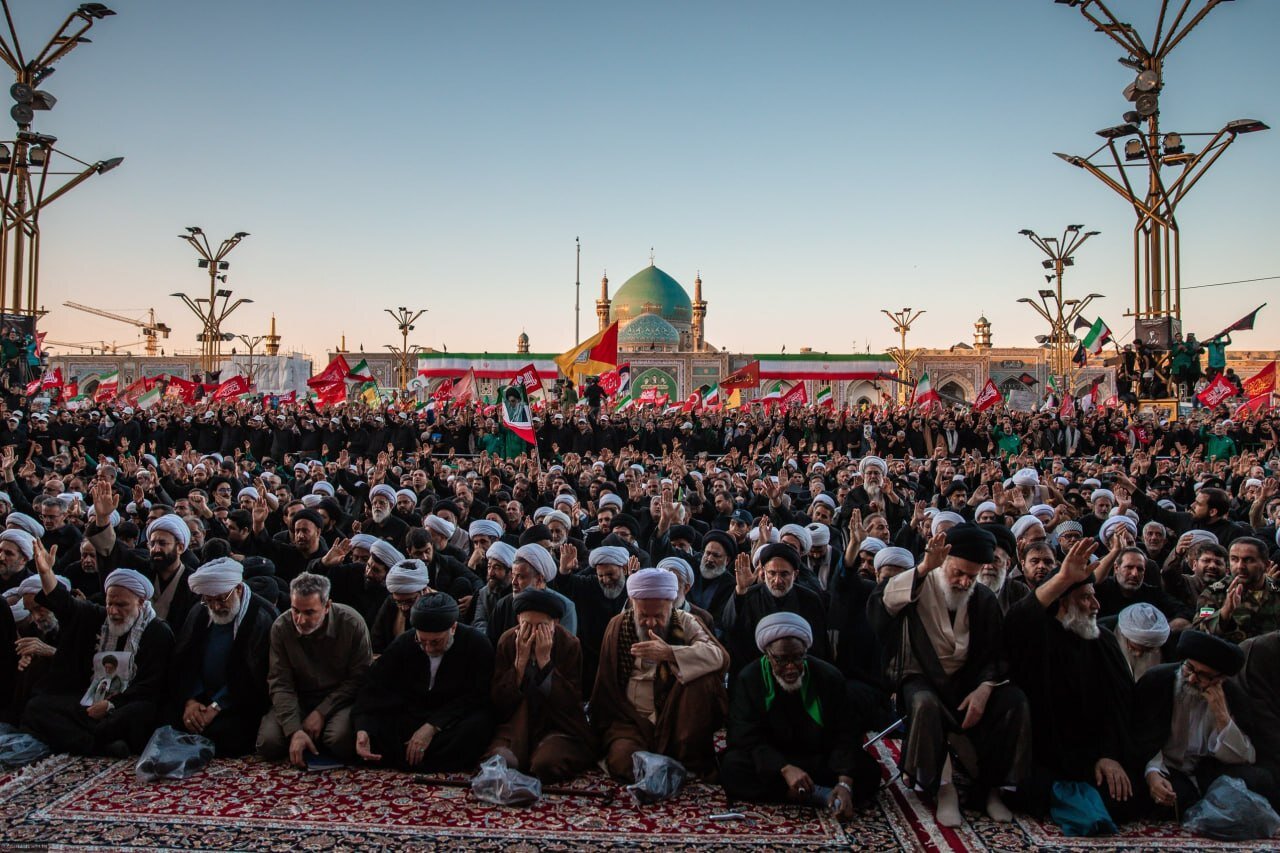 وداع سیاسیون با رهبر شهید؛ از قنوت قاآنی در نماز و همنشینی قالیباف و سید حسن خمینی تا چفیه رئیس بنیاد مستضعفان/ شیخ زکزاکی و عمار حکیم هم بودند + عکس