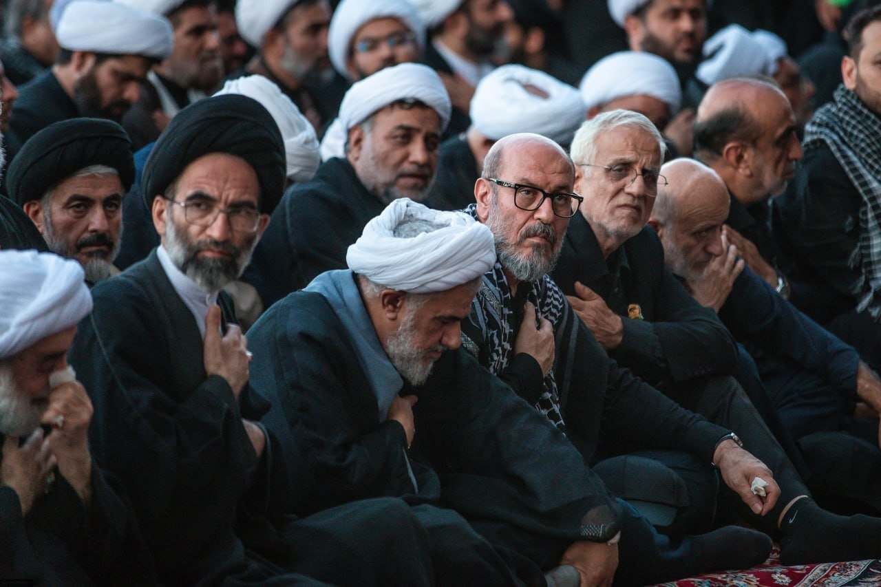 وداع سیاسیون با رهبر شهید؛ از قنوت قاآنی در نماز و همنشینی قالیباف و سید حسن خمینی تا چفیه رئیس بنیاد مستضعفان/ شیخ زکزاکی و عمار حکیم هم بودند + عکس