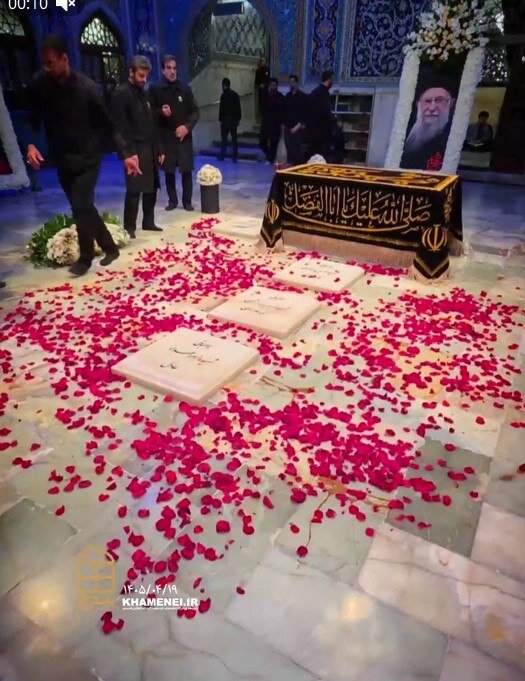 تصاویر مزار رهبر شهید و اعضائ شهید خانواده شان در حرم رضوی؛ سنگ مزارها نصب شدند