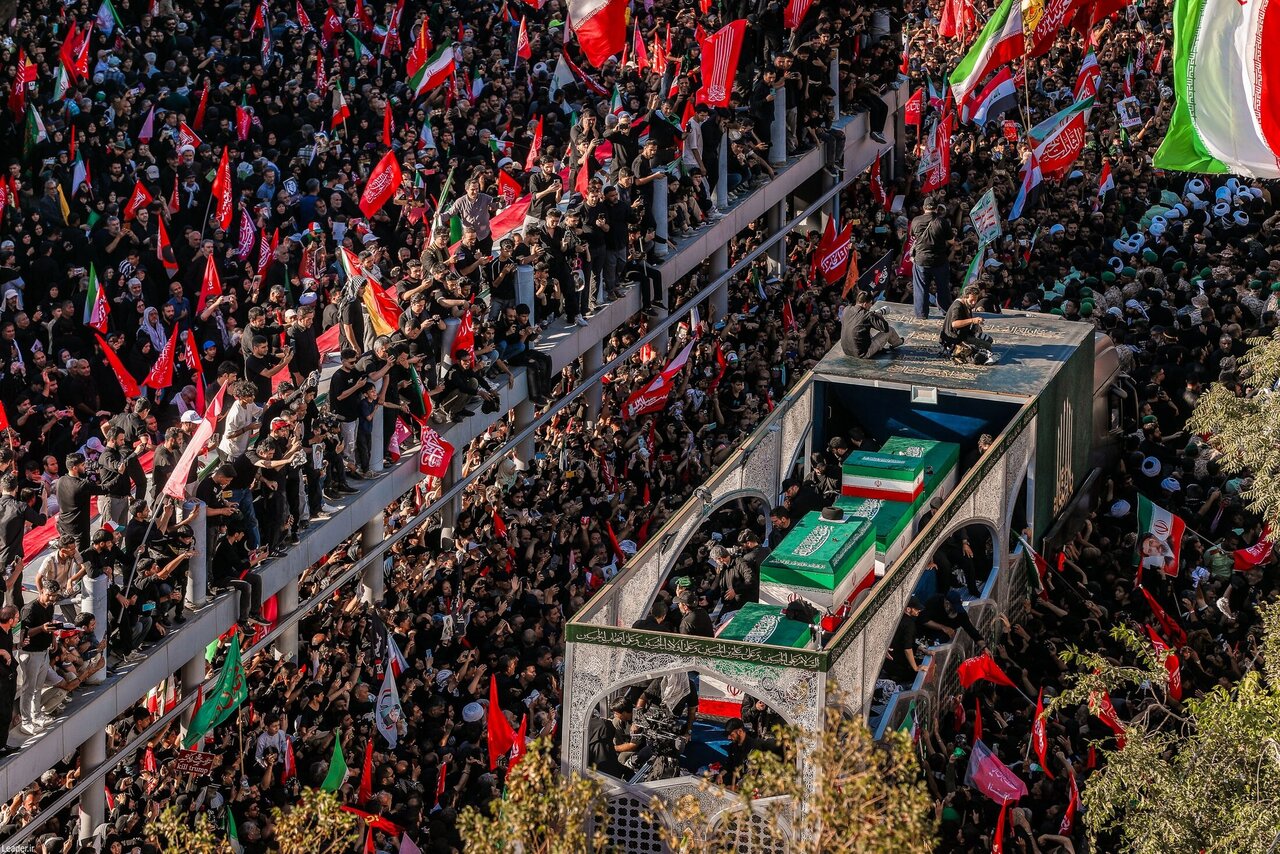 تصاویر دیده نشده از تشییع پیکر رهبر شهید در مشهد؛ از عمامه سیاه آیت الله خامنه‌ای بر تابوت تا خیل عظیم جمعیت + تصویر حزن انگیز از تابوت شهید 14 ماهه