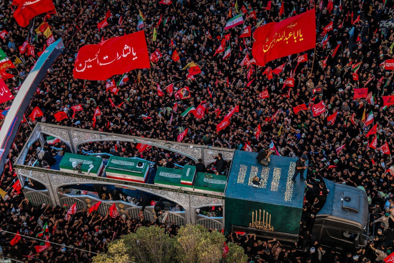 تصاویر دیده نشده از تشییع پیکر رهبر شهید در مشهد؛ از عمامه سیاه آیت الله خامنهای بر تابوت تا خیل عظیم جمعیت + تصویر حزن انگیز از تابوت شهید 14 ماهه