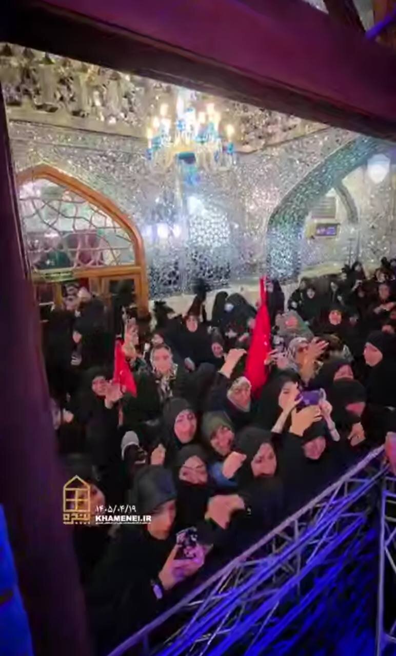 پارچه روی مزار رهبر شهید نوشته چه کسی است؟/ گریه و عزاداری مردم در فراق رهبر شهید+ عکس