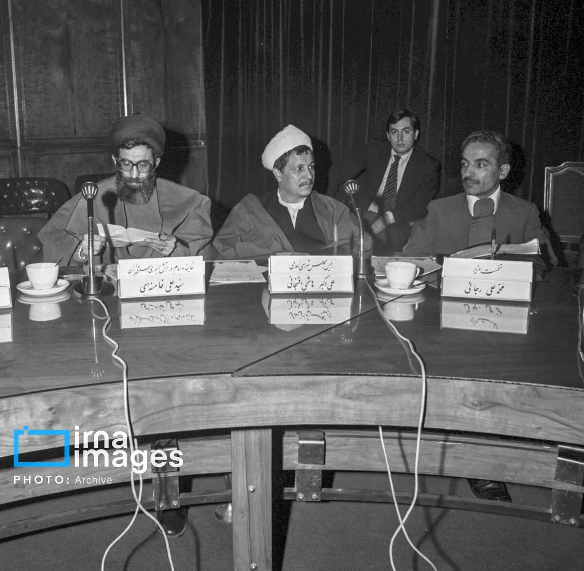 عکس | قابی تاریخی از رجایی، رفسنجانی و رهبر شهید انقلاب در شورای عالی دفاع