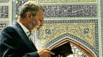 آخرین زیارت شهید موسوی در رواق دارالذکر؛ سرلشکر با لباس غیرنظامی در صف اول نماز جماعت + تصویر آخرین زیارت شهید موسوی در رواق دارالذکر؛ سرلشکر با لباس غیرنظامی در صف اول نماز جماعت + تصویر