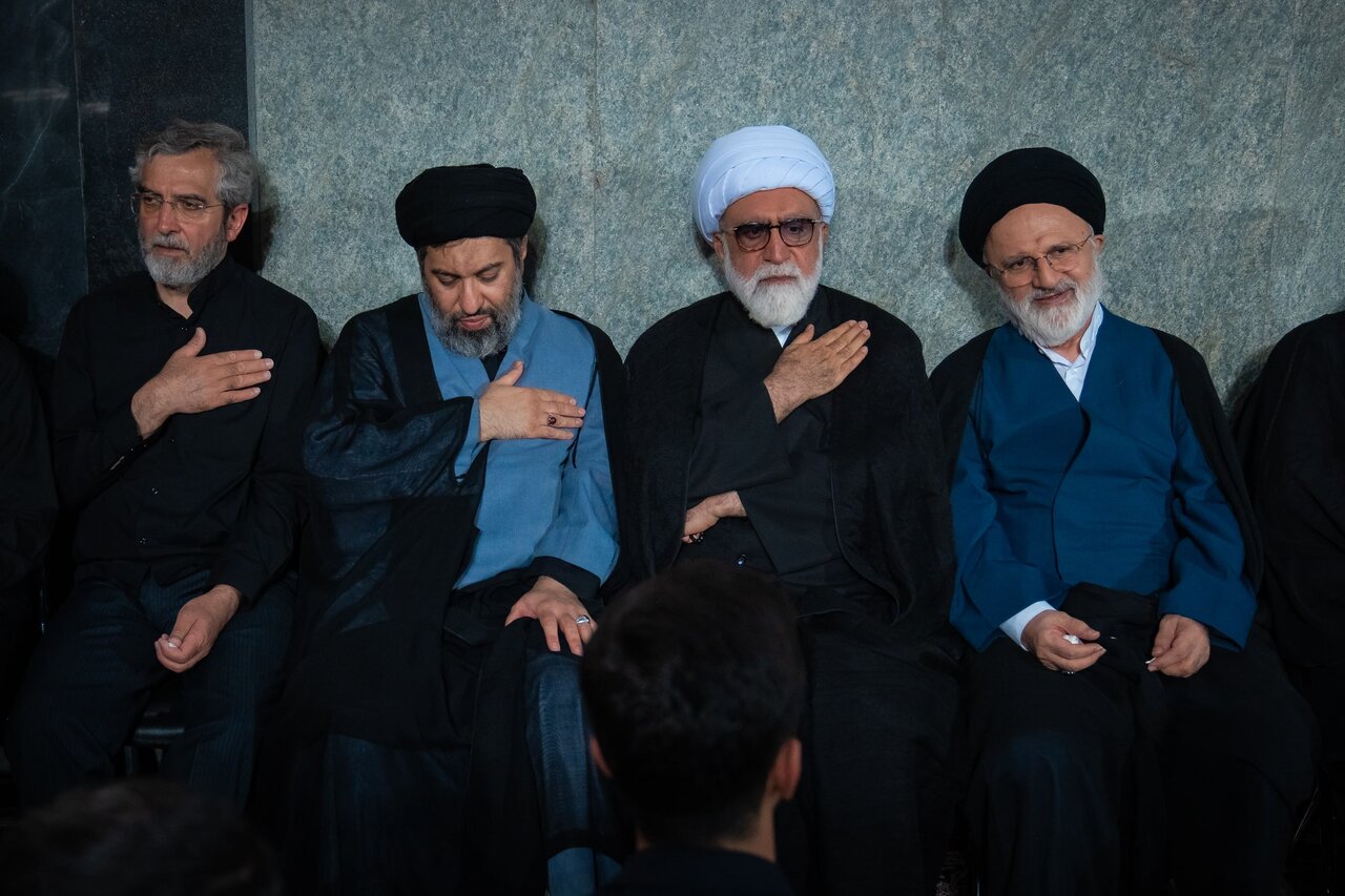فرزندان رهبر شهید انقلاب در مراسم مشهد/ سردار قاآنی و محسن رضایی هم آمدند/ باقری هم نشین حجت الاسلام سید مسعود خامنه ای شد+ تصاویر