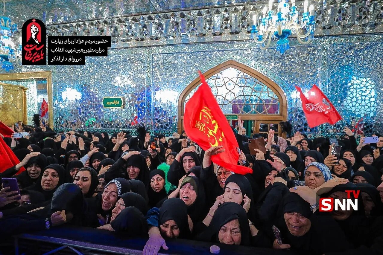 ببینید | صف طولانی زائران حرم رضوی برای حضور بر مزار رهبر شهید انقلاب در رواق دارالذکر