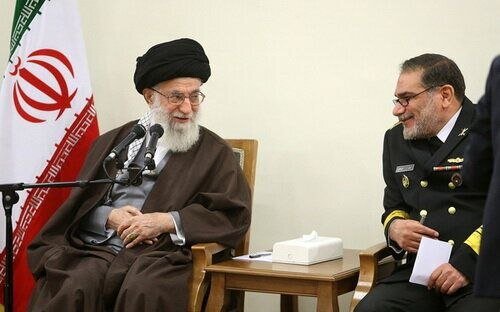 توضیحات مرکز اسناد و آثار شهید شمخانی درباره سخنان سردار علایی در گفتگو با خبرآنلاین/ شهید شمخانی مسئولیتی در حوزه حفاظت از رهبری بر عهده نداشت