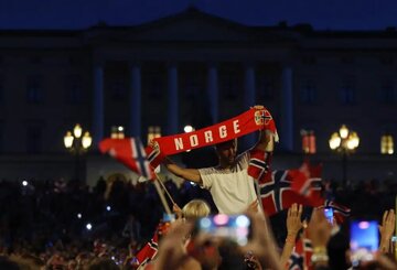همراه با ۱۵۰ هزار هوادار نروژ در اسلو؛ مشعل‌ها، پاروزنی نمادین و افتخار بزرگ در دل شکست