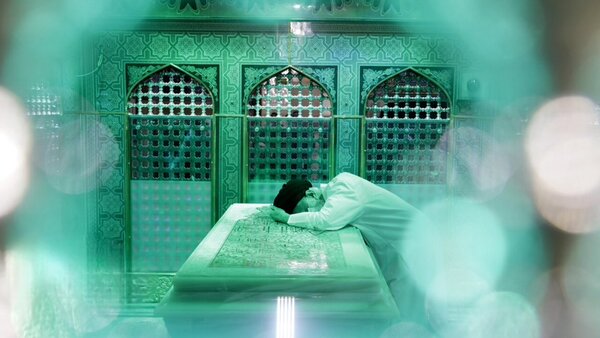 آیتالله سید علی خامنهای در نهایت به محل امنی پناه برد. آیتالله سید علی خامنهای در نهایت به محل امنی پناه برد.