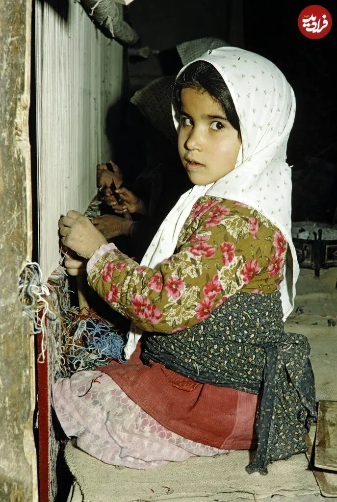 عکس/ دختر خردسال در کارگاه قالیبافی؛ سال ۱۳۴۶