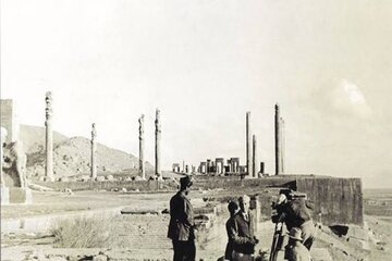 عکس/  سربازان ایرانی و مهندسان آمریکایی در مرودشت؛ ۹۸ سال قبل