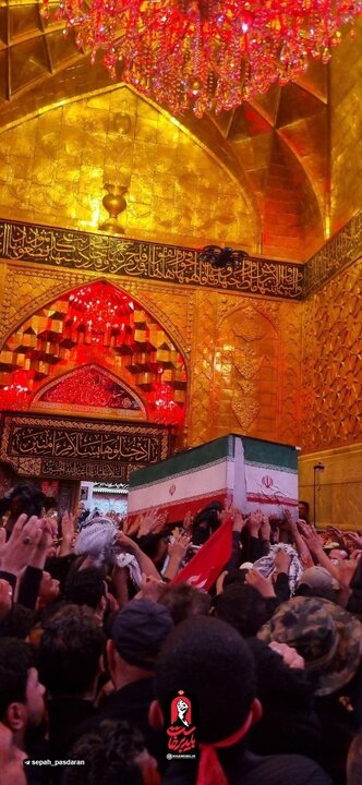 ‏ تصویری کم‌تر دیده‌شده از لحظه ورود پیکر رهبر شهید انقلاب به کنار ضریح مطهر حرم مطهر سیدالشهدا علیه‌السلام در کربلا