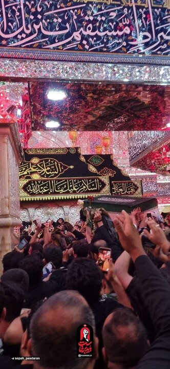 ‏ تصویری کم‌تر دیده‌شده از لحظه ورود پیکر رهبر شهید انقلاب به کنار ضریح مطهر حرم مطهر سیدالشهدا علیه‌السلام در کربلا