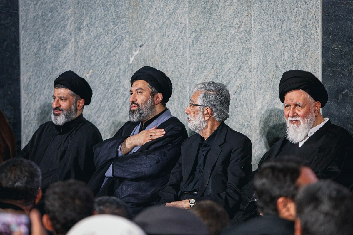 فرزندان رهبر شهید در مراسم بزرگداشت/ حدادعادل همنشین علم الهدی شد/ دایی فرزندان رهبر شهید هم بود + تصاویر