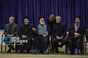 ببینید |  حضور سه فرزند رهبر شهید انقلاب در مراسم بزرگداشت ایشان در مصلای تهران