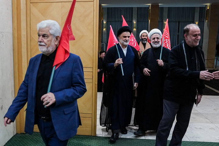 نمایندگان پرچم به دوش وارد صحن شدند/ قالیباف نیامد، حاجی بابایی رئیس جلسه شد+ تصاویر
