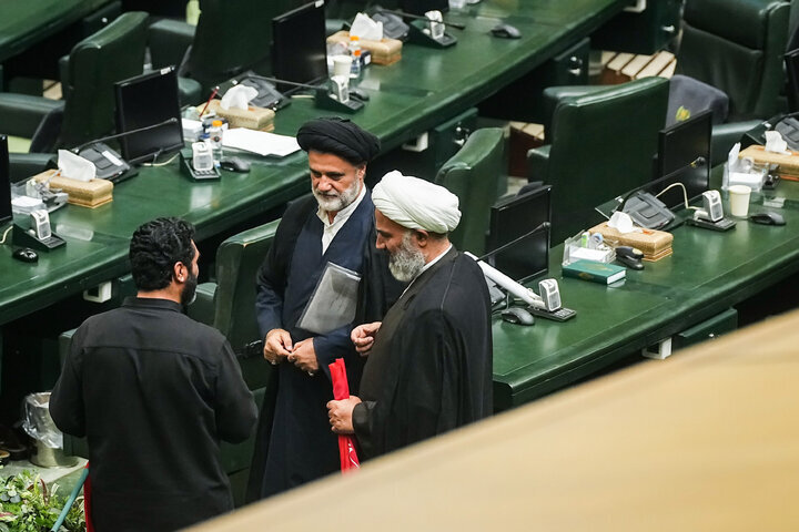 نمایندگان پرچم به دوش وارد صحن شدند/ قالیباف نیامد، حاجی بابایی رئیس جلسه شد+ تصاویر
