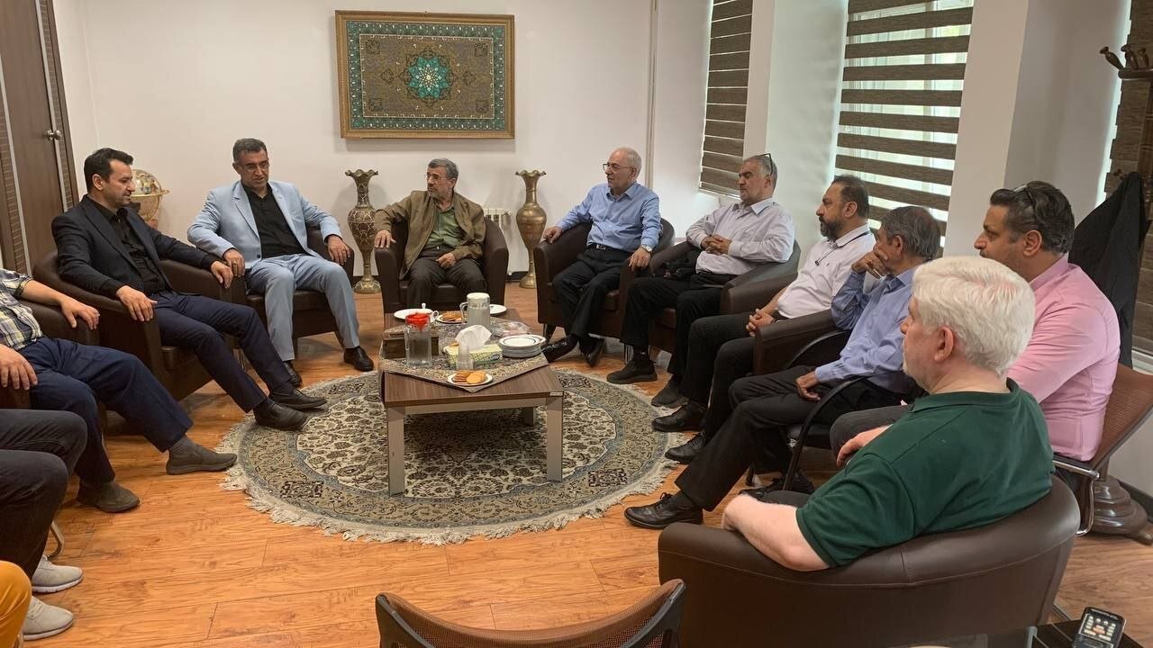 احمدی‌نژاد و دوستان/ تصویر جدید از دیدار رییس دولت نهم و دهم با همکاران و دوستانش منتشر شد