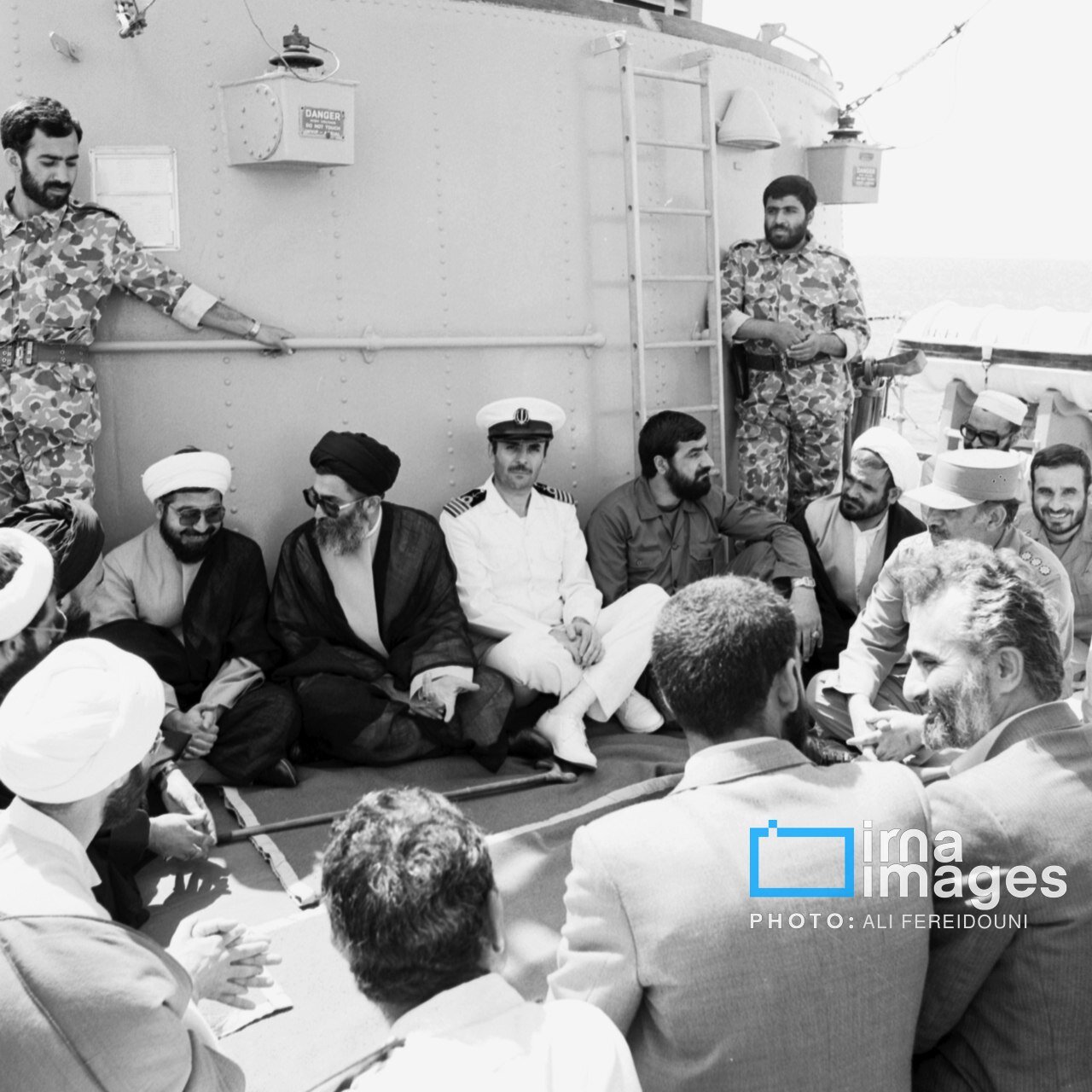 یک قاب تاریخی از حضور شهید آیتالله خامنهای در مانور دریایی سال ۱۳۶۴/ حسن روحانی هم بود + تصاویر