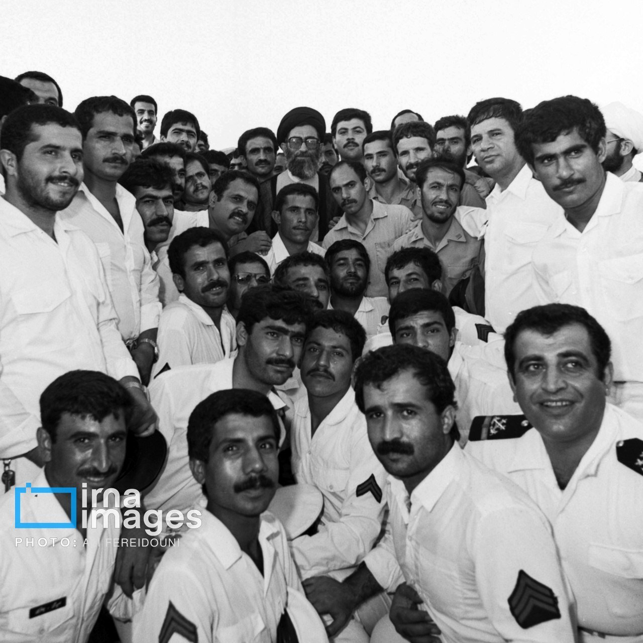یک قاب تاریخی از حضور شهید آیتالله خامنهای در مانور دریایی سال ۱۳۶۴/ حسن روحانی هم بود + تصاویر