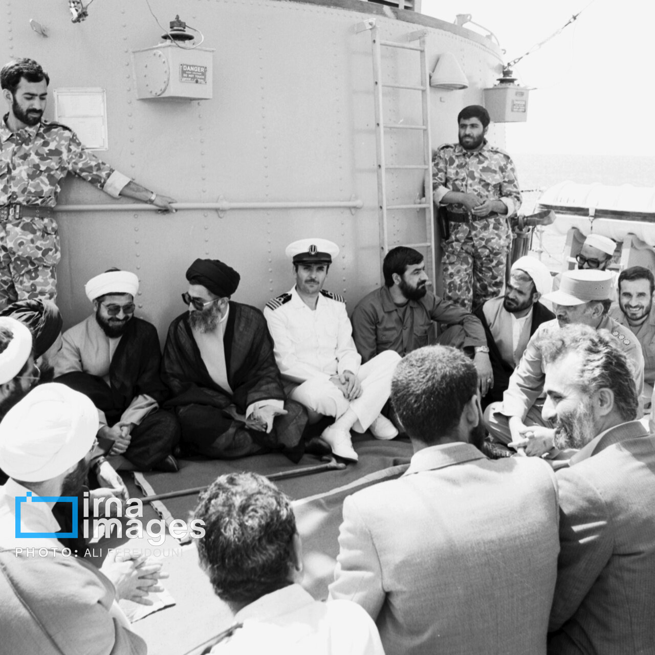 عکس | تصویری تاریخی از رهبر شهید انقلاب در زمان ریاست جمهوری در کنار حسن روحانی و محسن رضایی بر عرشه یکی از شناورهای نیروی دریایی