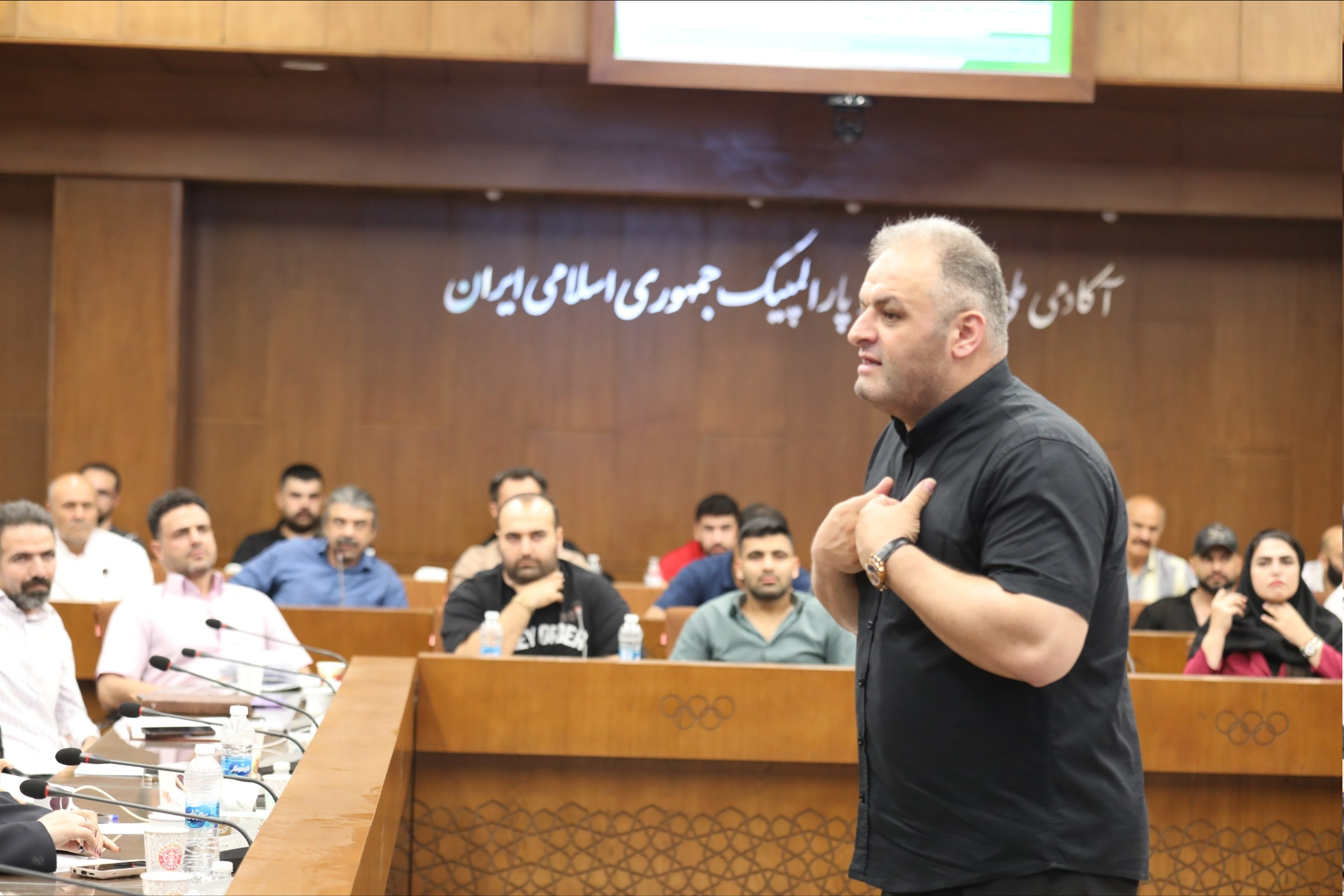 عکس | رییس فدراسیون وزنهبرداری معلم شد!