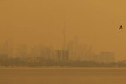 ببینید | مه ناشی از آتش‌سوزی‌های جنگلی رنگ آسمان تورنتو را تغییر داد