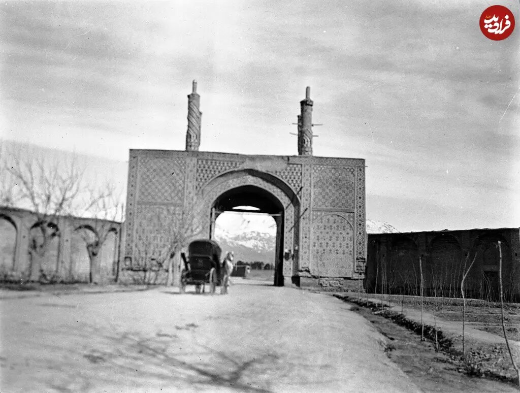 عکس/ عبور درشکه از دروازه یوسفآباد تهران؛ ۹۸ سال قبل