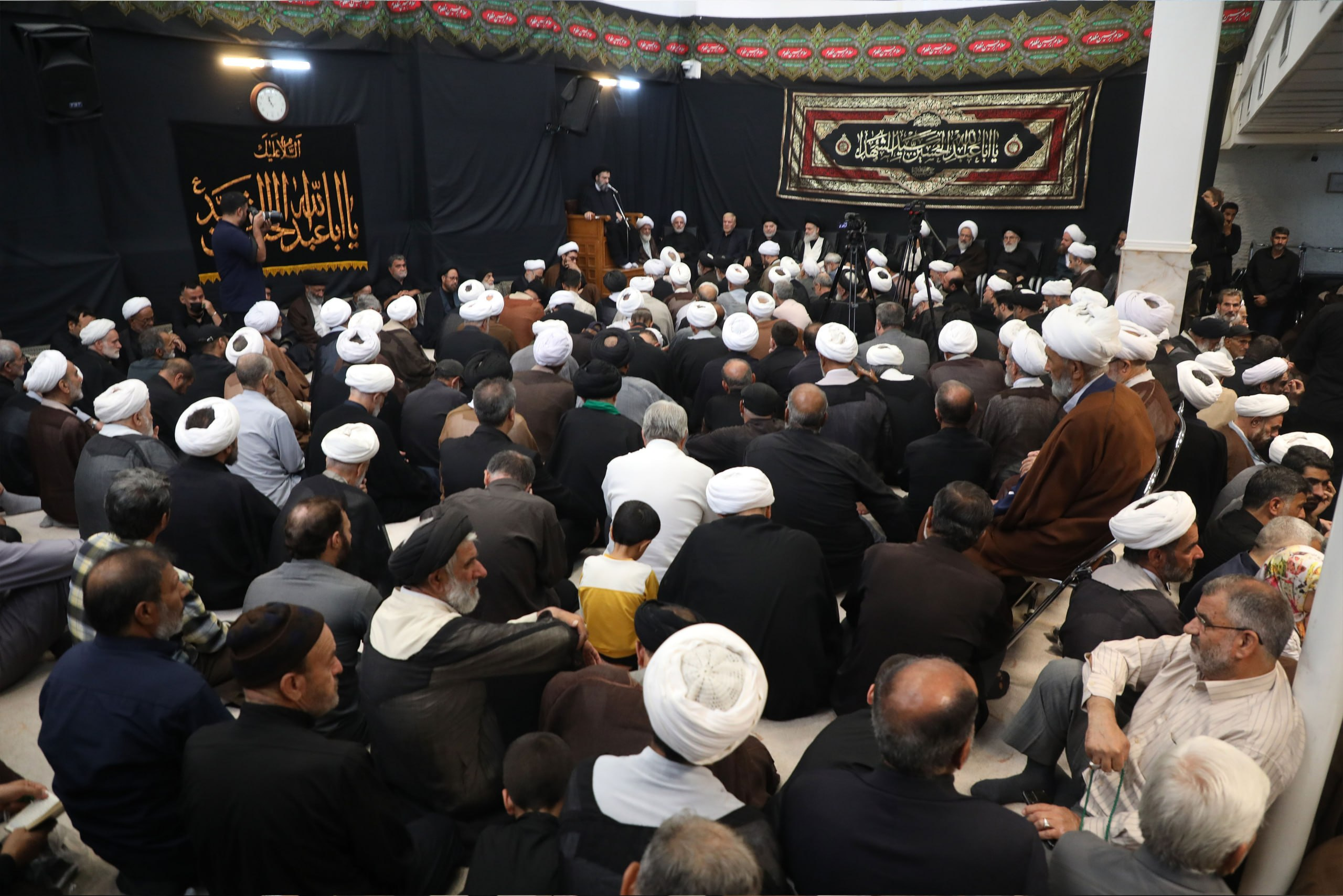 تصاویر مراسم بزرگداشت رهبر شهید در دفتر آیتالله العظمی نوری همدانی